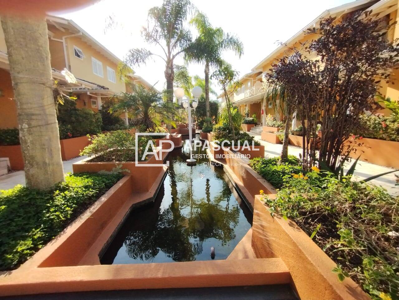 Casa à venda com 3 quartos, 108m² - Foto 1